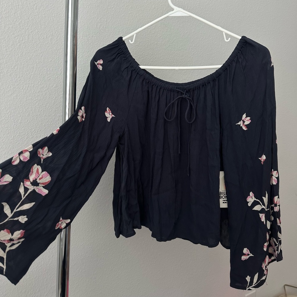 Billabong NWT! Navy Off-the-shoulder Top. Floral details. Size L.